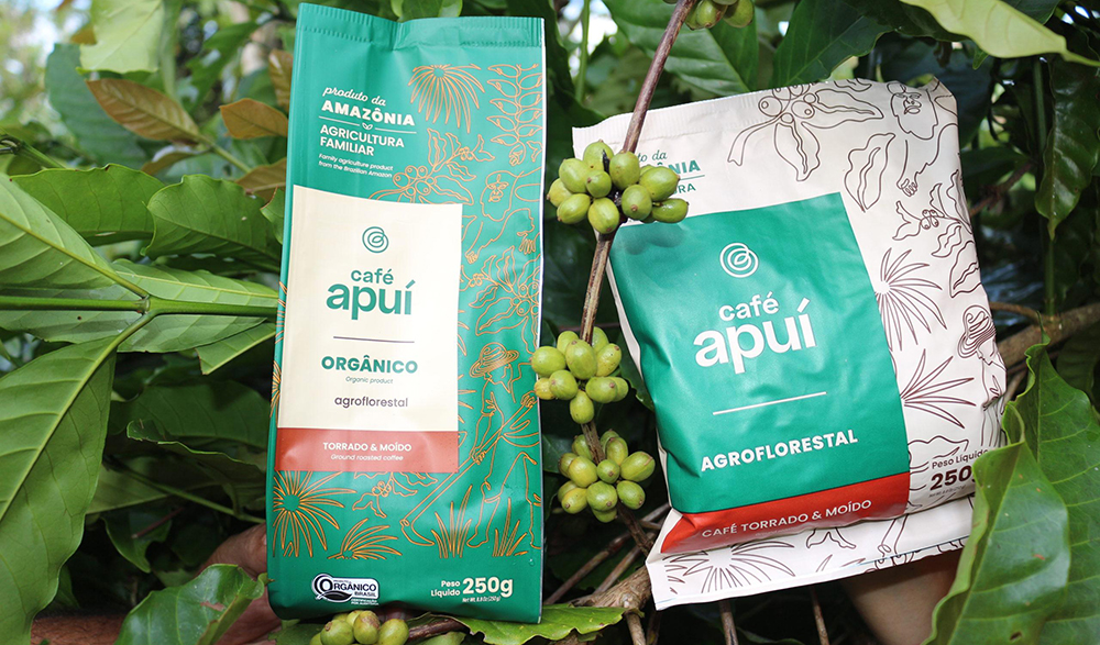 Apuí Agroforestry Coffee is available in “boutique” shops in the major cities of Brazil. Farmers that develop agroforestry systems in this project will be included in this commercial venture, benefiting from higher prices for their produce and increasing the chance that they will continue the forest-based systems developed in the project. © IDESAM